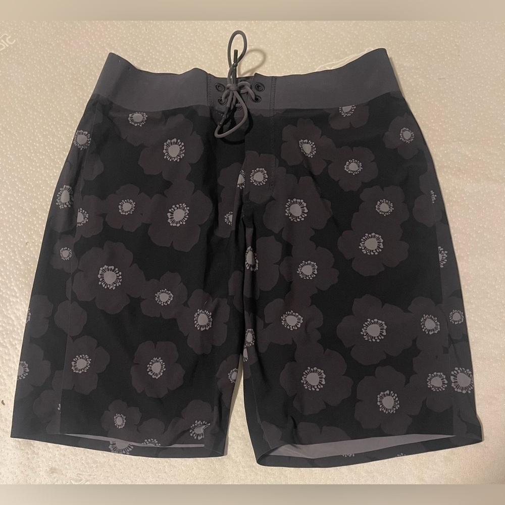 Lululemon mens gray black floral swim trunks - Picture 1 of 10